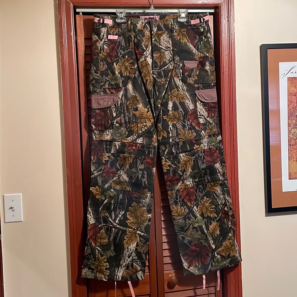 NWT Master Sportswoman Hunting  pants Size XXL. Zip off pant legs. Cargo pockets